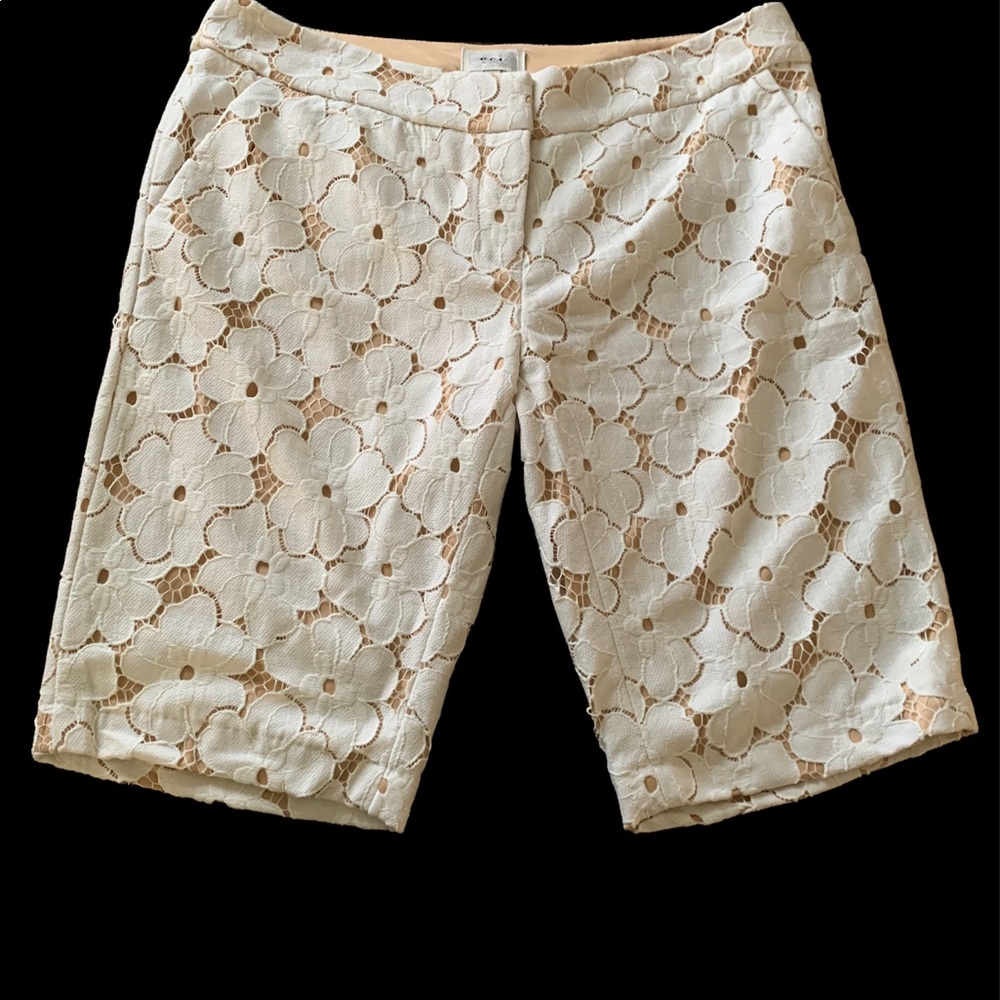 Eci New York  lined bone colored  floral lace shorts, size 6
